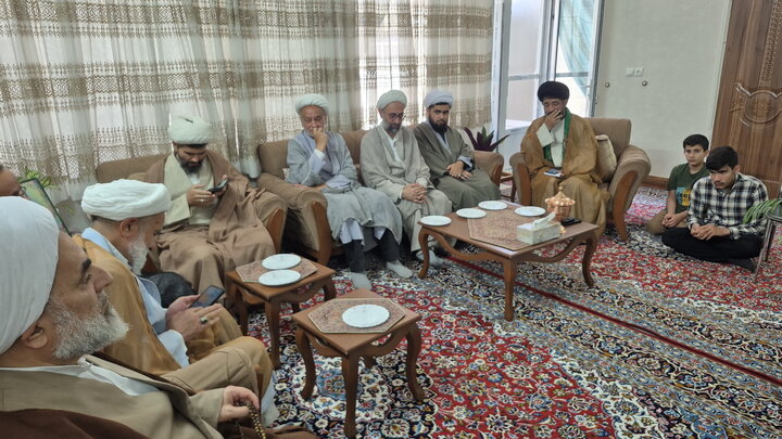 تصاویر/ دیدار اساتید مدرسه علمیه آیت‌الله مدنی کاشانی(ره) با خانواده معظم شهید شکاری‌پور