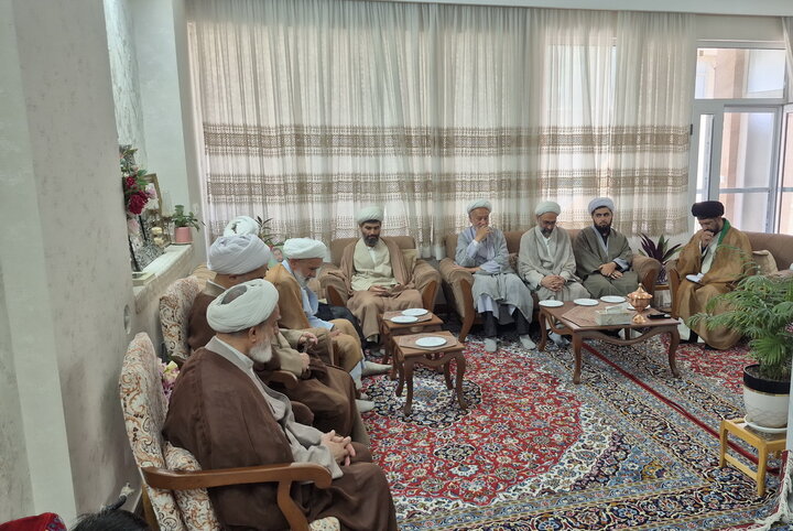 تصاویر/ دیدار اساتید مدرسه علمیه آیت‌الله مدنی کاشانی(ره) با خانواده معظم شهید شکاری‌پور
