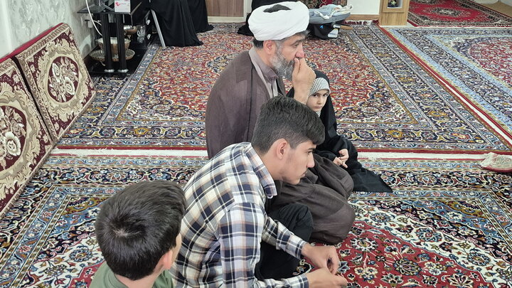 تصاویر/ دیدار اساتید مدرسه علمیه آیت‌الله مدنی کاشانی(ره) با خانواده معظم شهید شکاری‌پور
