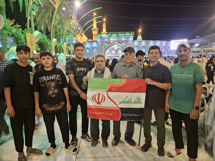 تصاویر/ کاشانی ها بیش از ۵۰۰ پرچم مشترک ایران و عراق را در کربلای معلا توزیع کردند