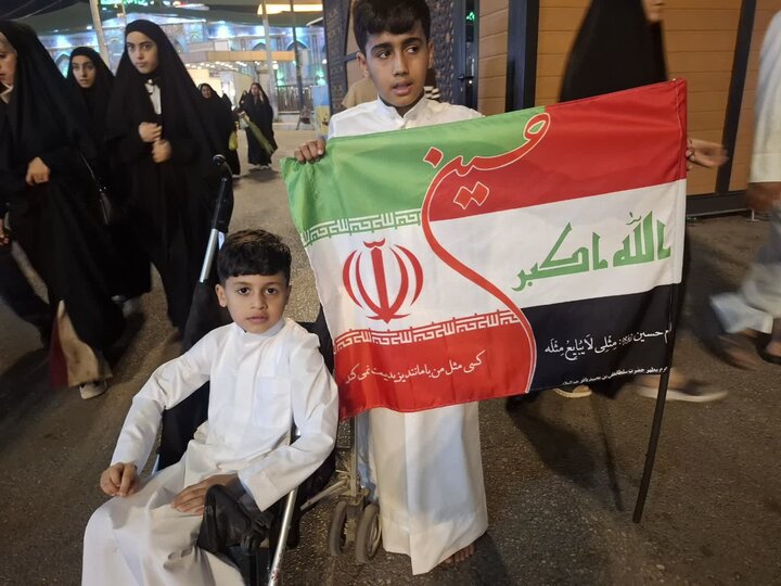 تصاویر/ کاشانی ها بیش از ۵۰۰ پرچم مشترک ایران و عراق را در کربلای معلا توزیع کردند