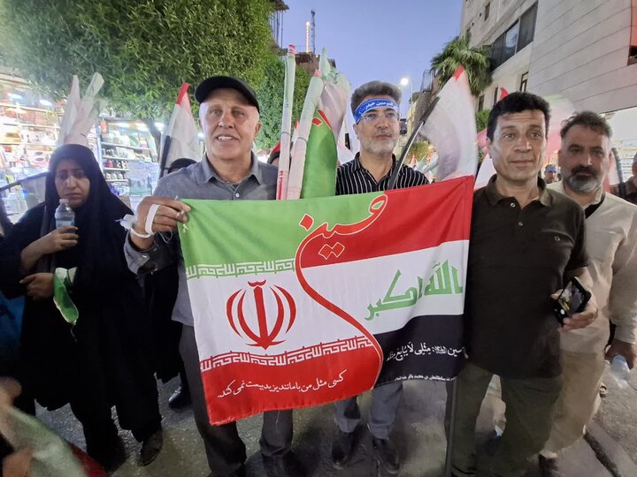 تصاویر/ کاشانی ها بیش از ۵۰۰ پرچم مشترک ایران و عراق را در کربلای معلا توزیع کردند