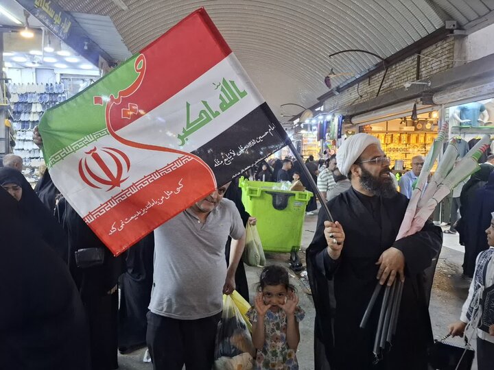 تصاویر/ کاشانی ها بیش از ۵۰۰ پرچم مشترک ایران و عراق را در کربلای معلا توزیع کردند