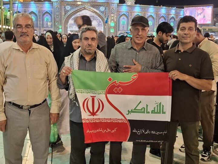 تصاویر/ کاشانی ها بیش از ۵۰۰ پرچم مشترک ایران و عراق را در کربلای معلا توزیع کردند