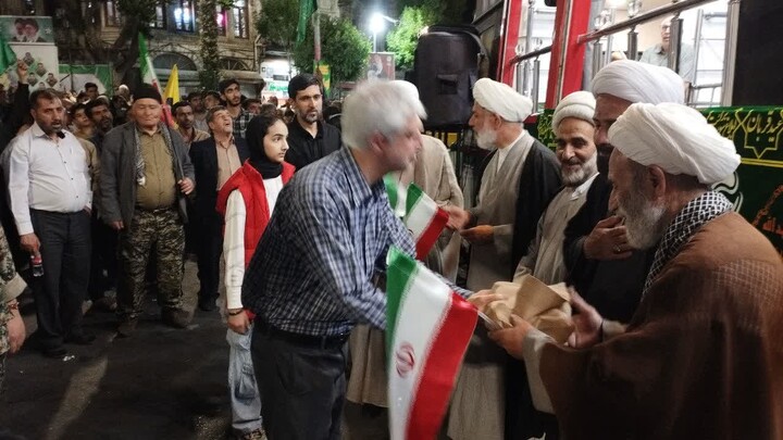 تصاویر / برپایی موکب فرهنگی خدماتی «قائدالشهید» در میدان ساعت تبریز