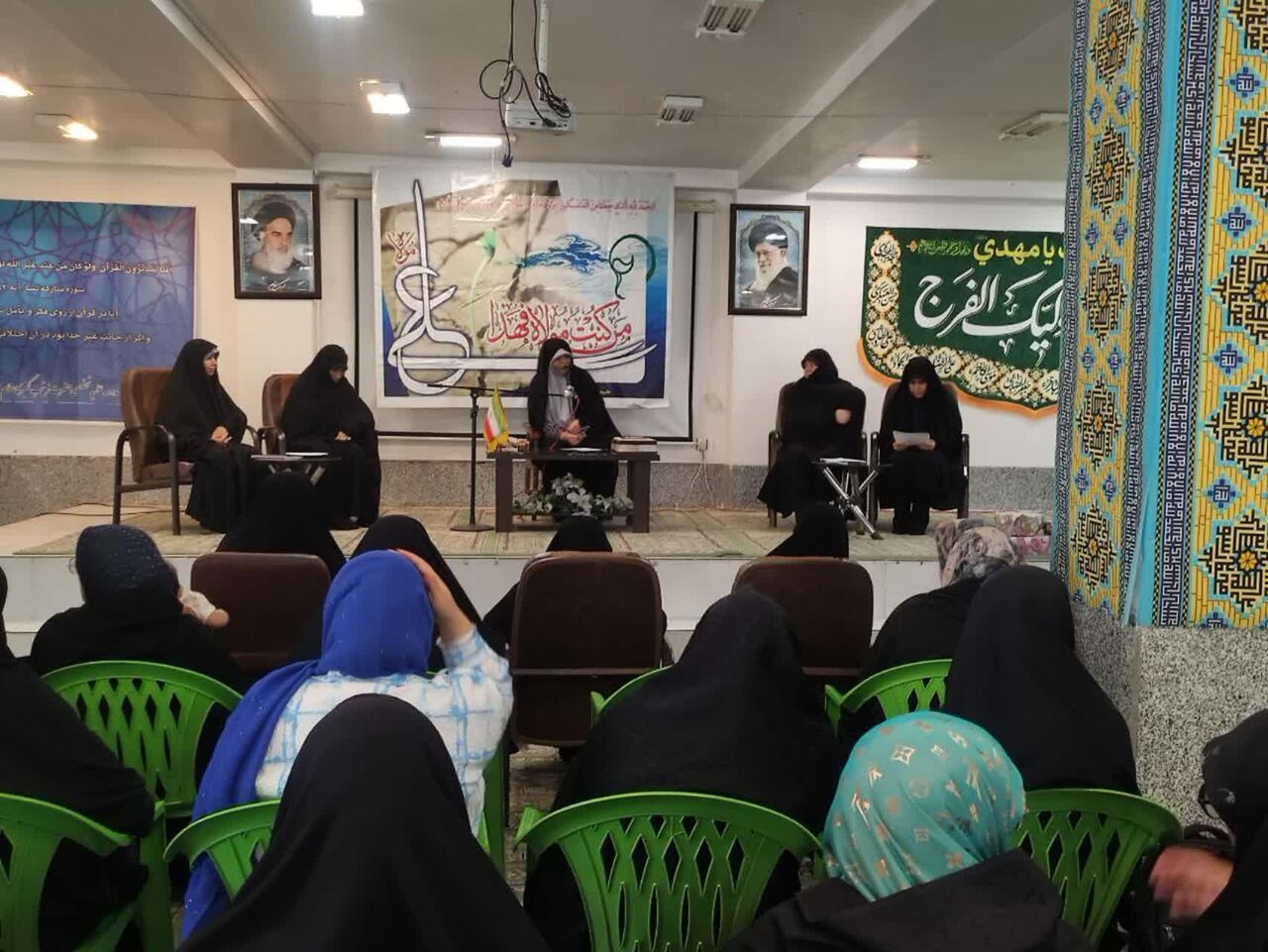 برپایی غرفه معرفتی مدرسه علمیه حضرت زینب کبری(س) رفسنجان+ تصاویر