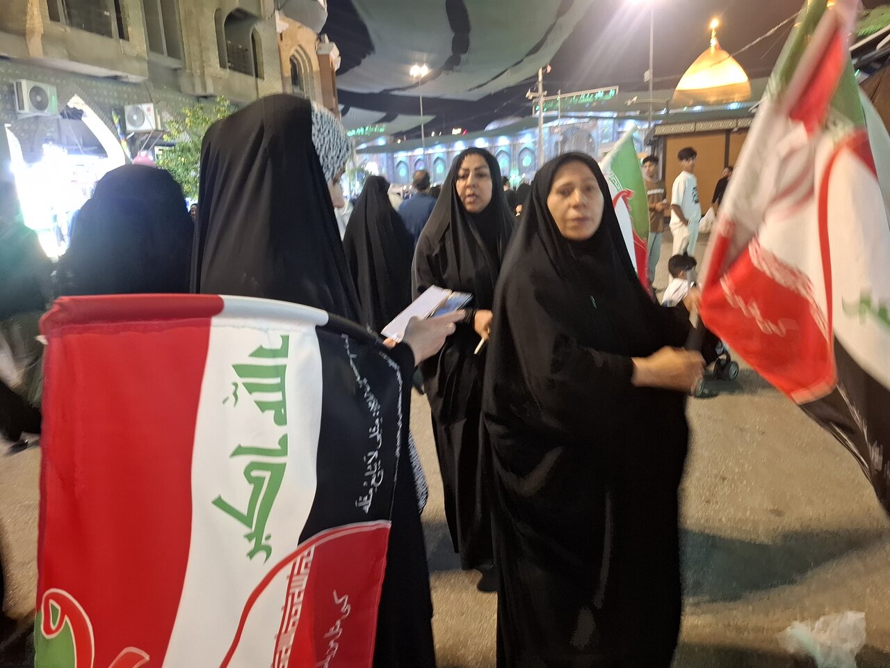توزیع بیش از ۵۰۰ پرچم مشترک ایران و عراق در بین الحرمین به همت کاشانی ها