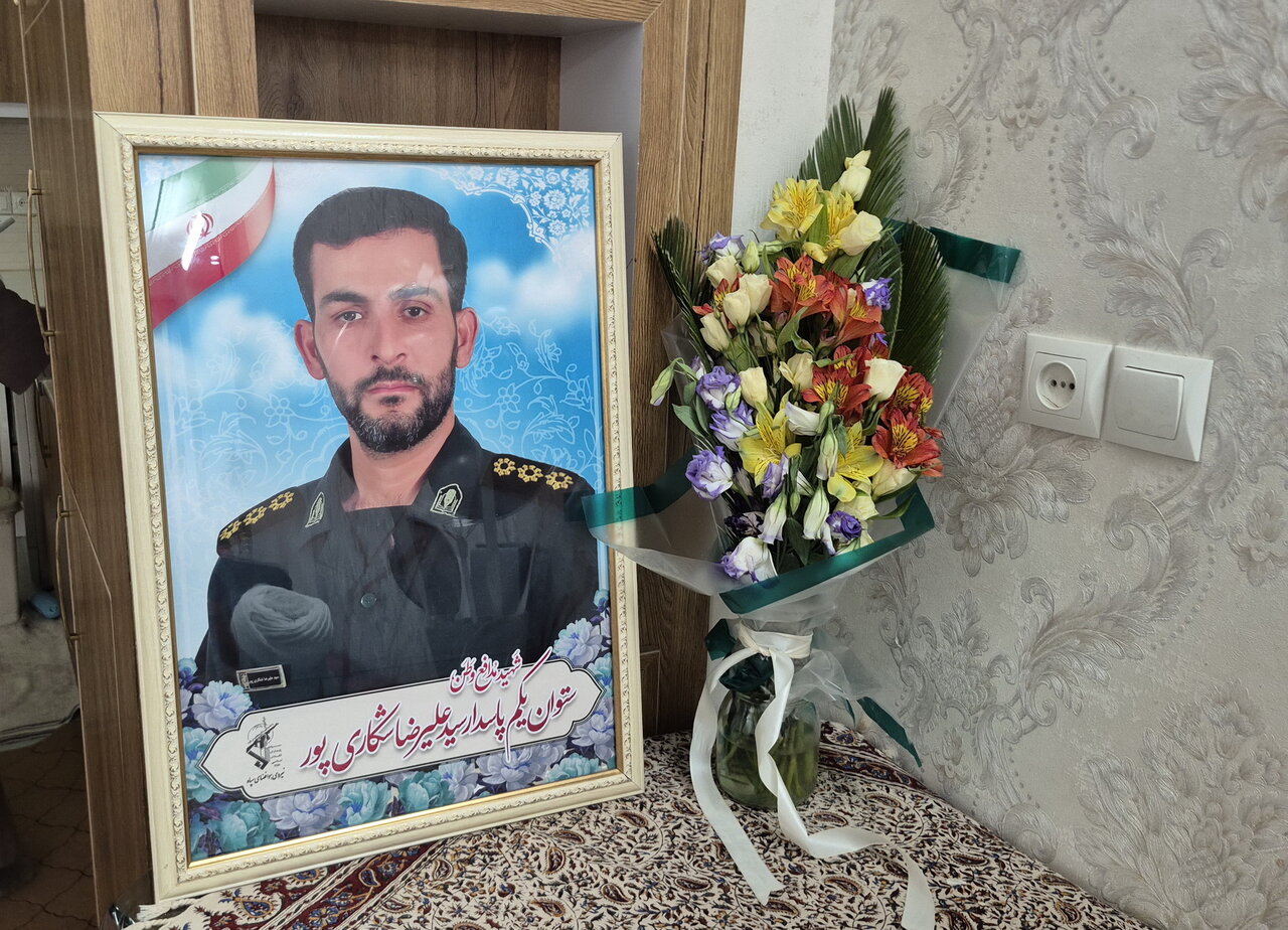 اساتید مدرسه علمیه آیت‌الله مدنی کاشانی با خانواده شهید شکاری‌پور دیدار کردند