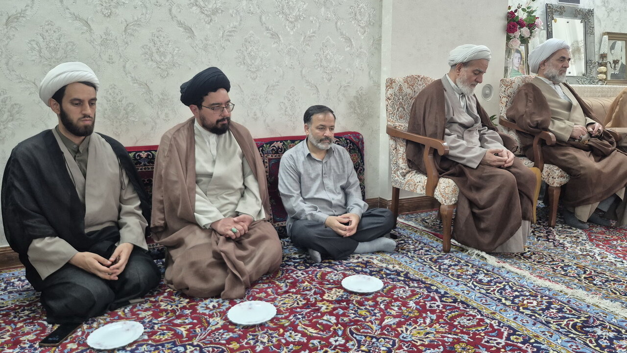 اساتید مدرسه علمیه آیت‌الله مدنی کاشانی با خانواده شهید شکاری‌پور دیدار کردند