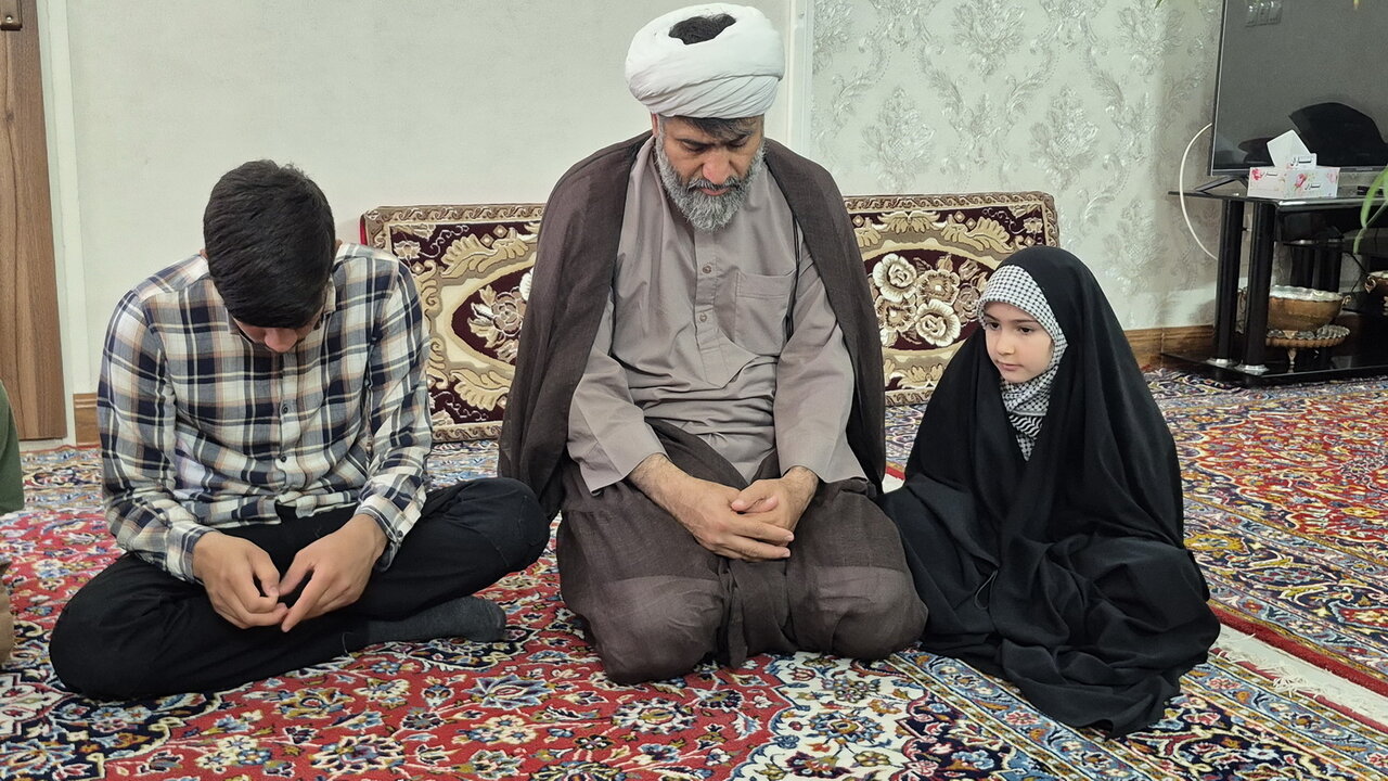 اساتید مدرسه علمیه آیت‌الله مدنی کاشانی با خانواده شهید شکاری‌پور دیدار کردند