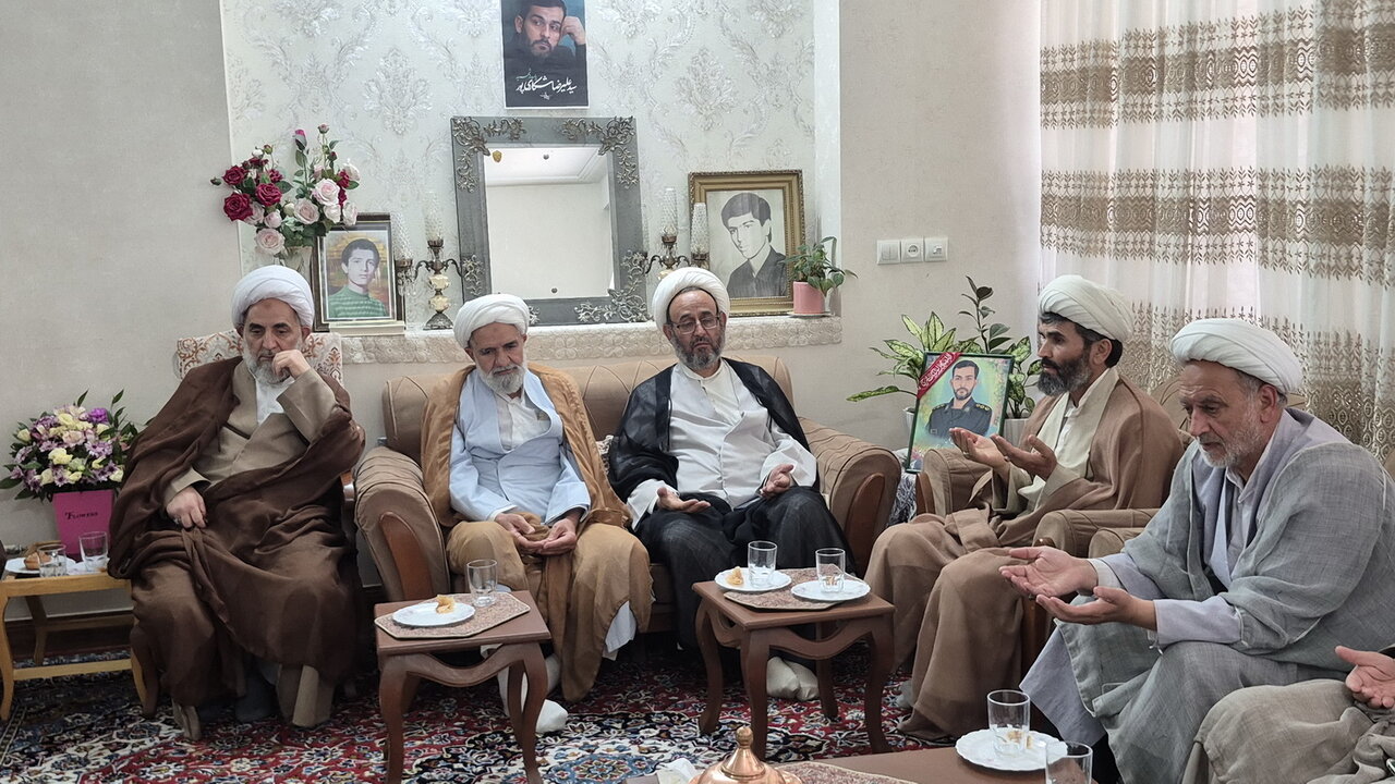 اساتید مدرسه علمیه آیت‌الله مدنی کاشانی با خانواده شهید شکاری‌پور دیدار کردند