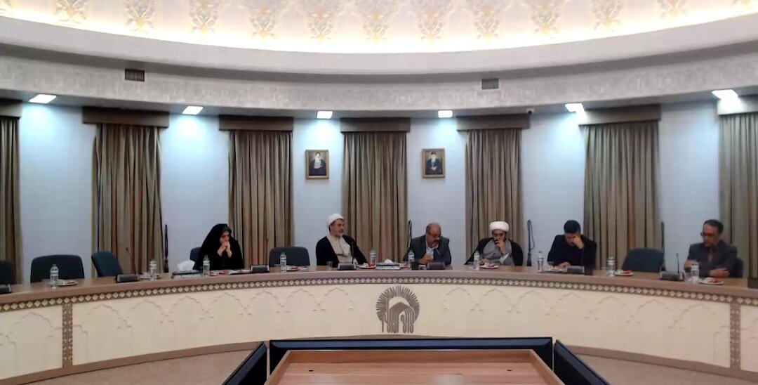 نشست تاریخ شفاهی و مستندسازی تاریخ اماکن متبرکه  در تالار شیخ بهایی بنیاد پژوهش‌های اسلامی آستان قدس رضوی