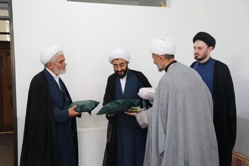 تصاویر/ ادای احترام مسئول دفتر امور اجتماعی و سیاسی حوزه های علمیه کشور به مزار سردار شهید مصطفی عارف