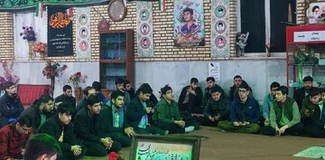 تصاویر / دیدار مدیر، اساتید و طلاب مدرسه شیخ الاسلام با خانواده شهید مدافع امنیت