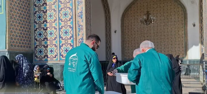 تصاویر / خدمت رسانی خادمان آستانه امامزاده ابراهیم (ع) آمل، در چایخانه حرم امام رضا (ع)