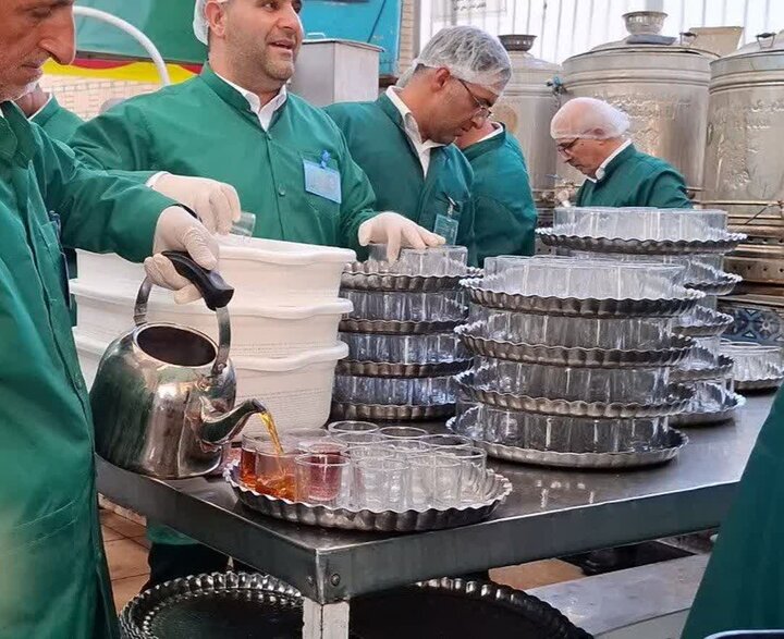 تصاویر / خدمت رسانی خادمان آستانه امامزاده ابراهیم (ع) آمل، در چایخانه حرم امام رضا (ع)