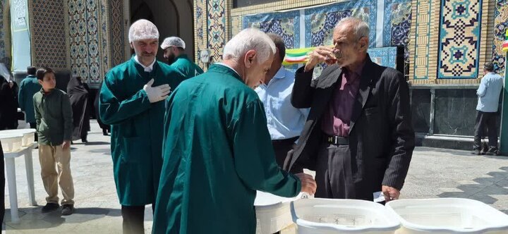 تصاویر / خدمت رسانی خادمان آستانه امامزاده ابراهیم (ع) آمل، در چایخانه حرم امام رضا (ع)