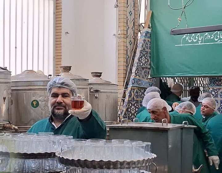 تصاویر / خدمت رسانی خادمان آستانه امامزاده ابراهیم (ع) آمل، در چایخانه حرم امام رضا (ع)