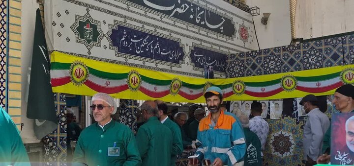 تصاویر / خدمت رسانی خادمان آستانه امامزاده ابراهیم (ع) آمل، در چایخانه حرم امام رضا (ع)