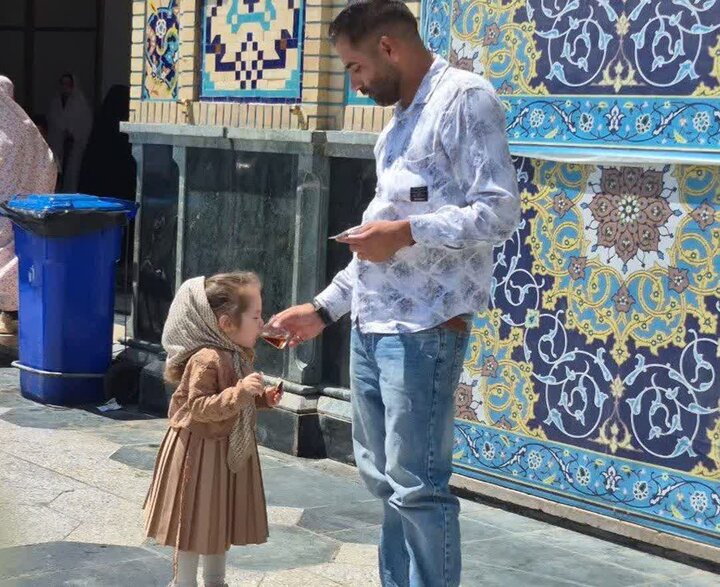 تصاویر / خدمت رسانی خادمان آستانه امامزاده ابراهیم (ع) آمل، در چایخانه حرم امام رضا (ع)