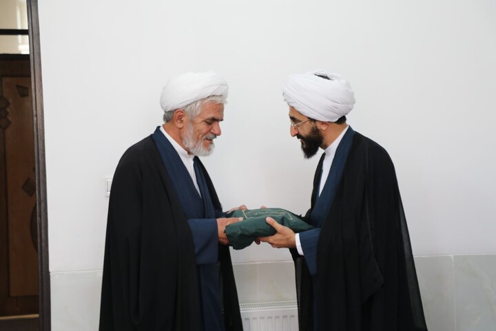 ادای احترام مسئول دفتر امور اجتماعی و سیاسی حوزه های علمیه کشور به مزار سردار شهید مصطفی عارف