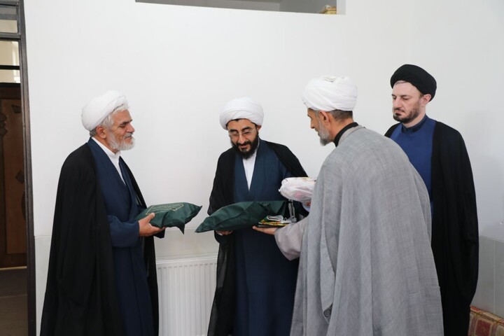 ادای احترام مسئول دفتر امور اجتماعی و سیاسی حوزه های علمیه کشور به مزار سردار شهید مصطفی عارف
