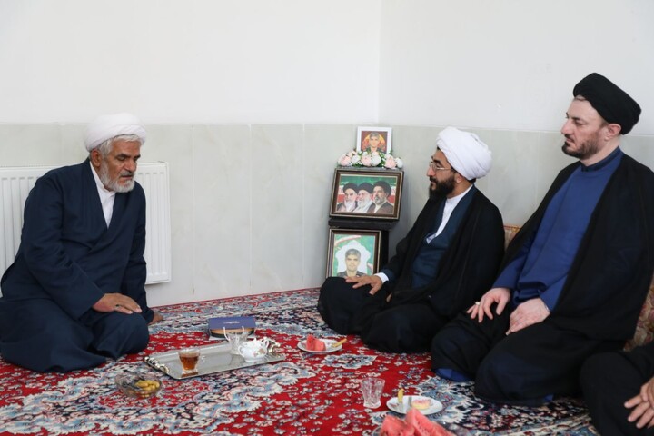 ادای احترام مسئول دفتر امور اجتماعی و سیاسی حوزه های علمیه کشور به مزار سردار شهید مصطفی عارف