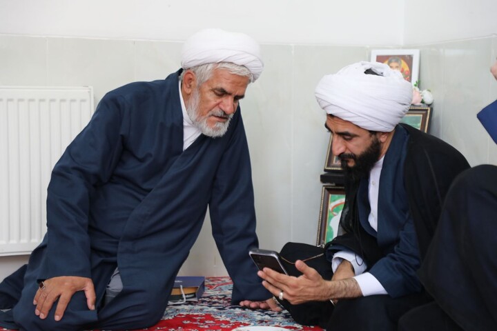 ادای احترام مسئول دفتر امور اجتماعی و سیاسی حوزه های علمیه کشور به مزار سردار شهید مصطفی عارف