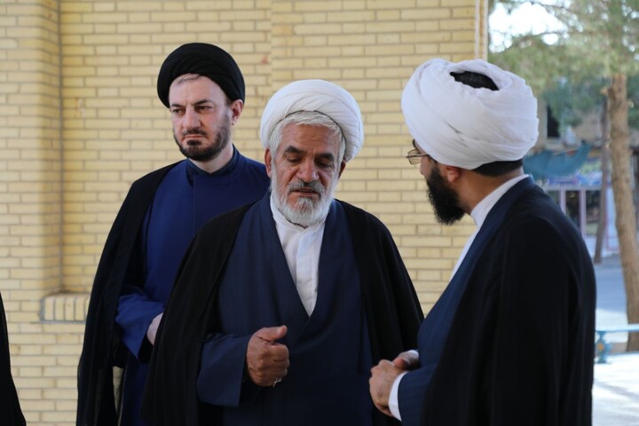 ادای احترام مسئول دفتر امور اجتماعی و سیاسی حوزه های علمیه کشور به مزار سردار شهید مصطفی عارف