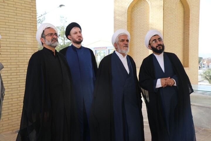 ادای احترام مسئول دفتر امور اجتماعی و سیاسی حوزه های علمیه کشور به مزار سردار شهید مصطفی عارف