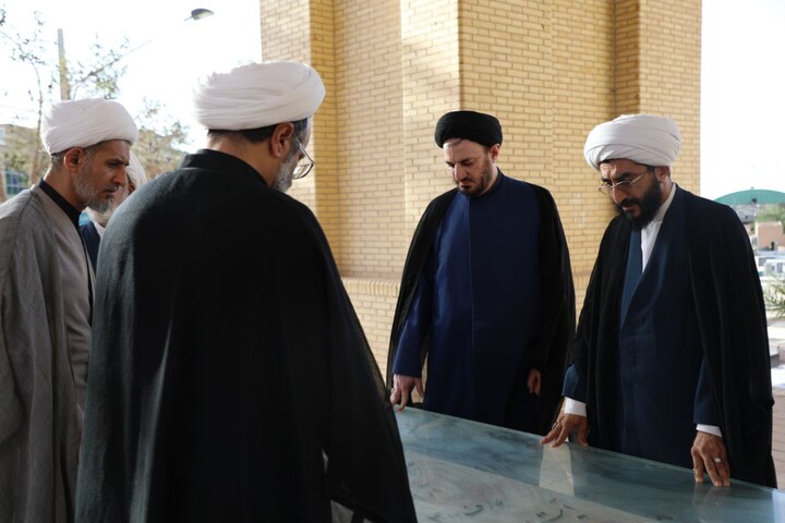 ادای احترام مسئول دفتر امور اجتماعی و سیاسی حوزه های علمیه کشور به مزار سردار شهید مصطفی عارف