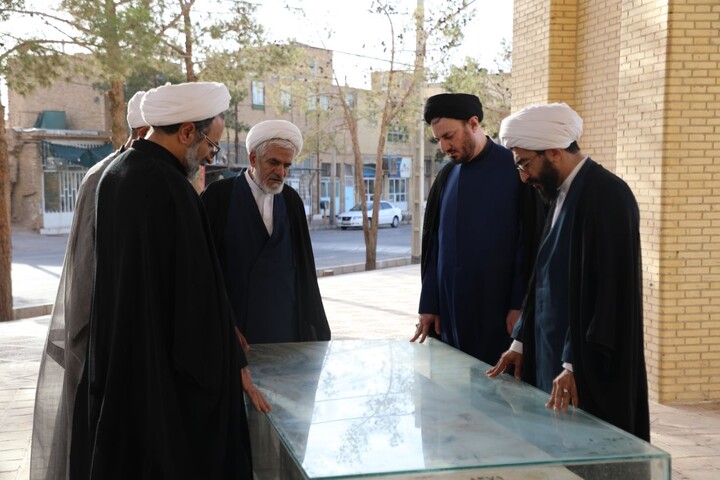 ادای احترام مسئول دفتر امور اجتماعی و سیاسی حوزه های علمیه کشور به مزار سردار شهید مصطفی عارف