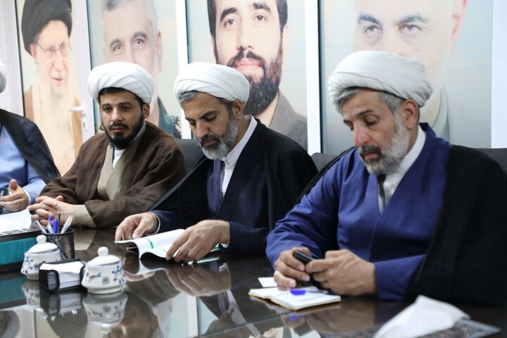تصاویر/ جلسه اعضای قرارگاه بلاغ مبین یزد با حجت‌الاسلام والمسلمین استوار میمندی
