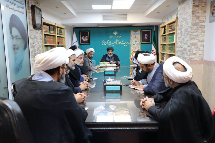 تصاویر/ جلسه اعضای قرارگاه بلاغ مبین یزد با حجت‌الاسلام والمسلمین استوار میمندی
