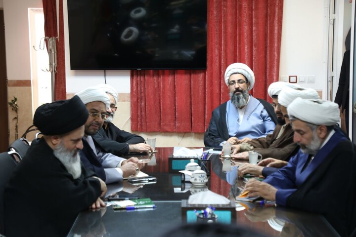 تصاویر/ جلسه اعضای قرارگاه بلاغ مبین یزد با حجت‌الاسلام والمسلمین استوار میمندی
