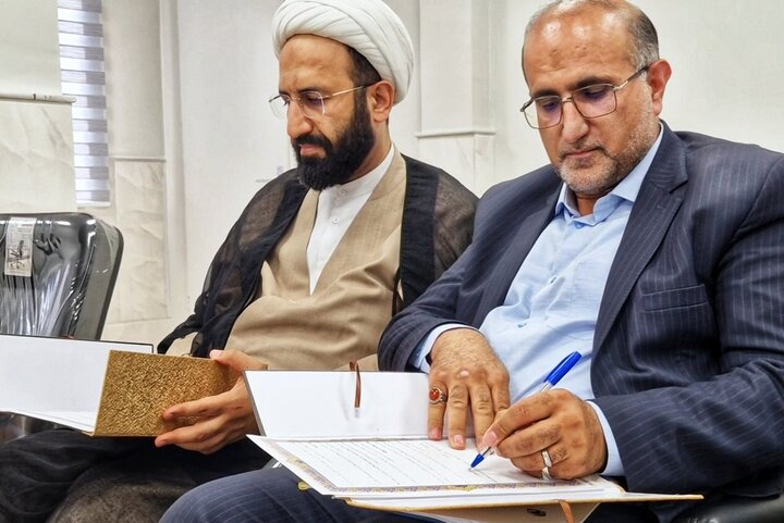 تصاویر/ امضای تفاهم نامه حوزه علمیه با سازمان بسیج اصناف، بازاریان و فعالان اقتصادی
