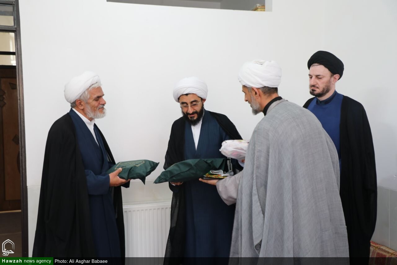 تصاویر/ ادای احترام مسئول دفتر امور اجتماعی و سیاسی حوزه های علمیه کشور به مزار سردار شهید مصطفی عارف