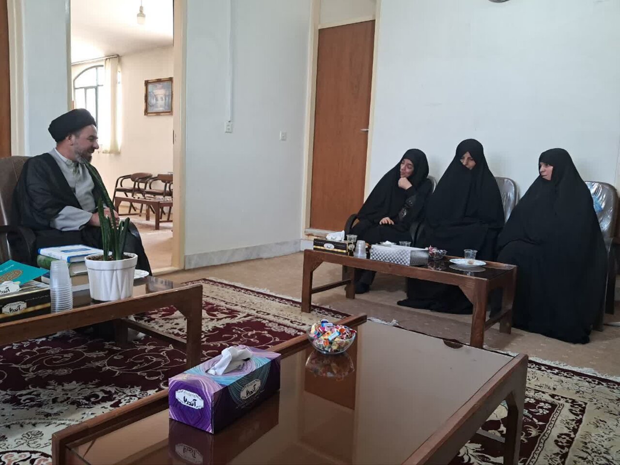 دیدار کارکنان مدرسه علمیه «هاجر» خمین با امام‌ جمعه/ بررسی وضعیت تعمیرات و خسارات وارده به ساختمان مدرسه علمیه