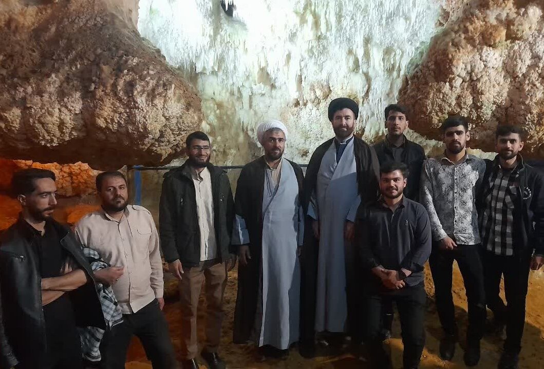 اردوی یک‌روزه اساتید و طلاب مدرسه علمیه امام صادق (ع) بیجار به غار کتله‌خور برگزار شد