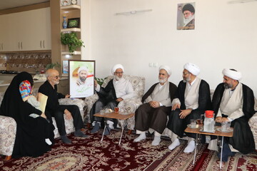 دیدار مسئولان سفیران هدایت و مرکز خدمات حوزه علمیه اصفهان با خانواده شهید حجت‌الاسلام‌حبیبی‌پور+ عکس