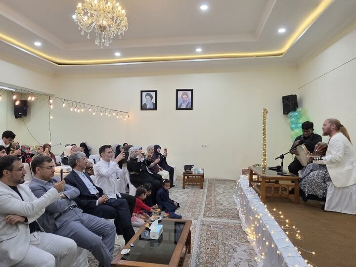 Mwimbaji Mmarekani awasilisha shairi la kiirfani la Imam Khomeini katika sherehe za Ghadir huko Jakarta