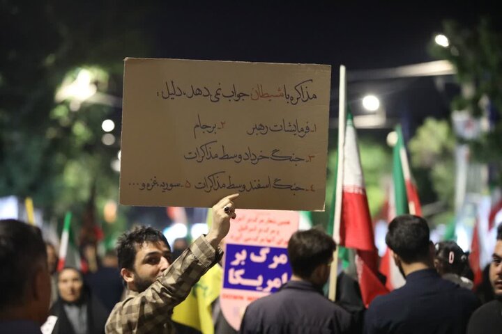 تصاویر/ یکصدمین شب ،تبلور حماسه حضور و ایستادگی مردم ولایتمدار و غیور ارومیه