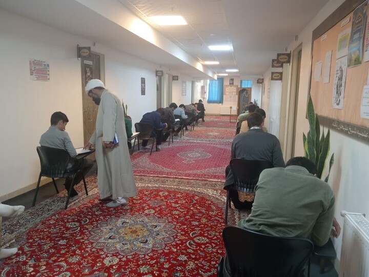 تصاویر / برگزاری امتحان در مدرسه علمیه شیخ علیخان زنگنه تویسرکان