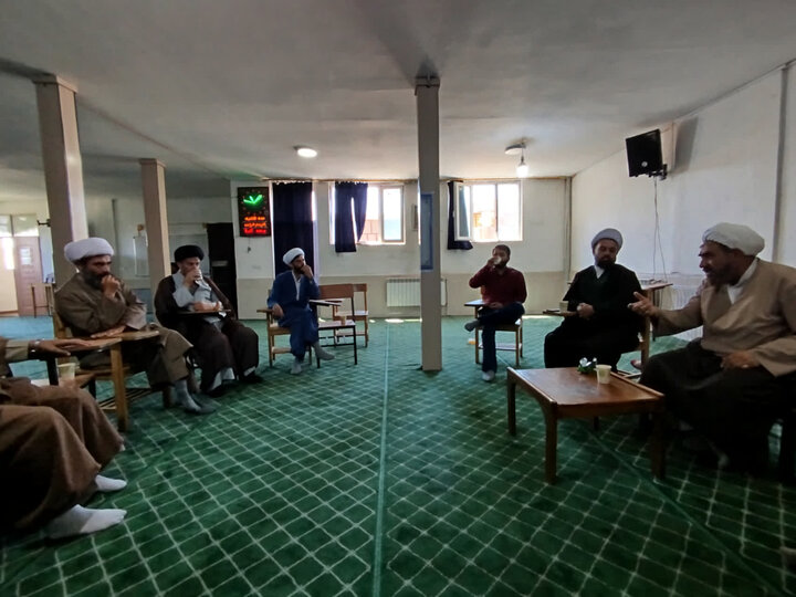 تصاویر / دیدار مدیر حوزه علمیه استان قزوین با مدیر ،اساتید وکادر مدرسه علمیه شهید مصطفی خمینی (ره) شهرستان تاکستان