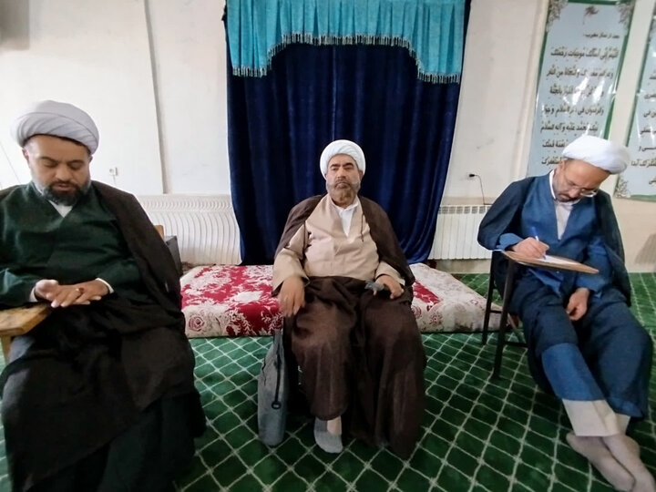 تصاویر / دیدار مدیر حوزه علمیه استان قزوین با مدیر ،اساتید وکادر مدرسه علمیه شهید مصطفی خمینی (ره) شهرستان تاکستان