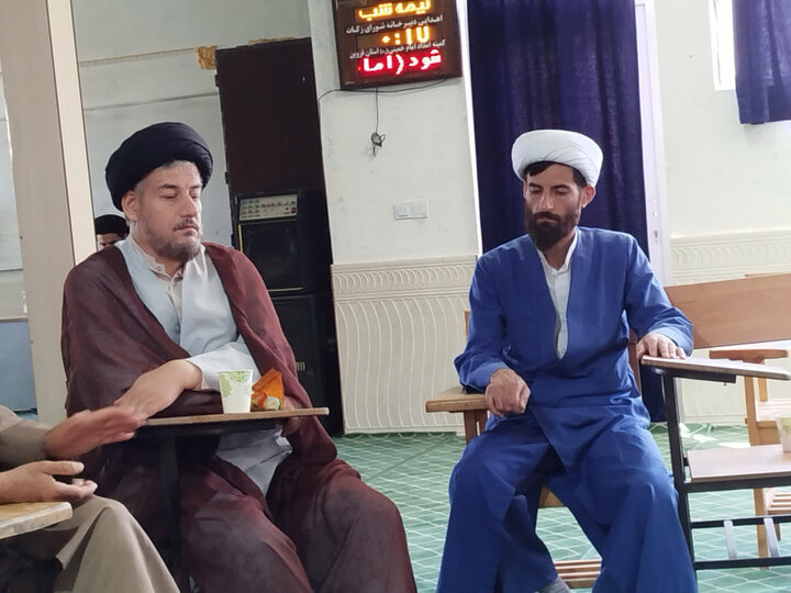 تصاویر / دیدار مدیر حوزه علمیه استان قزوین با مدیر ،اساتید وکادر مدرسه علمیه شهید مصطفی خمینی (ره) شهرستان تاکستان