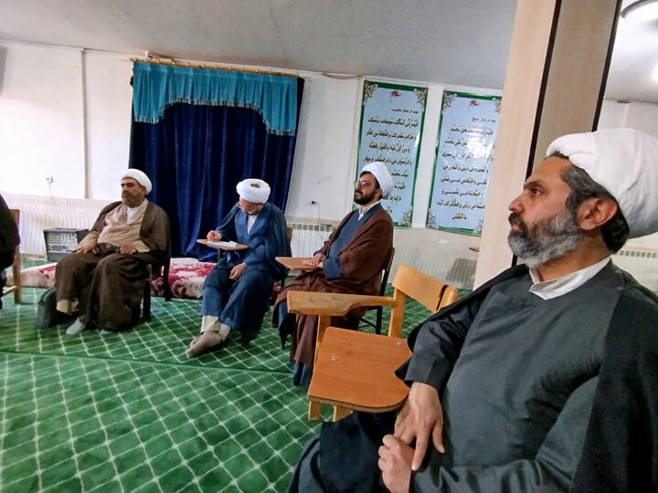 تصاویر / دیدار مدیر حوزه علمیه استان قزوین با مدیر ،اساتید وکادر مدرسه علمیه شهید مصطفی خمینی (ره) شهرستان تاکستان