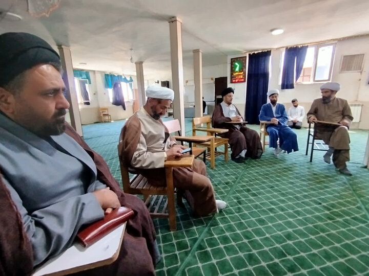 تصاویر / دیدار مدیر حوزه علمیه استان قزوین با مدیر ،اساتید وکادر مدرسه علمیه شهید مصطفی خمینی (ره) شهرستان تاکستان