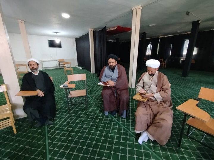 تصاویر / دیدار مدیر حوزه علمیه استان قزوین با مدیر ،اساتید وکادر مدرسه علمیه شهید مصطفی خمینی (ره) شهرستان تاکستان