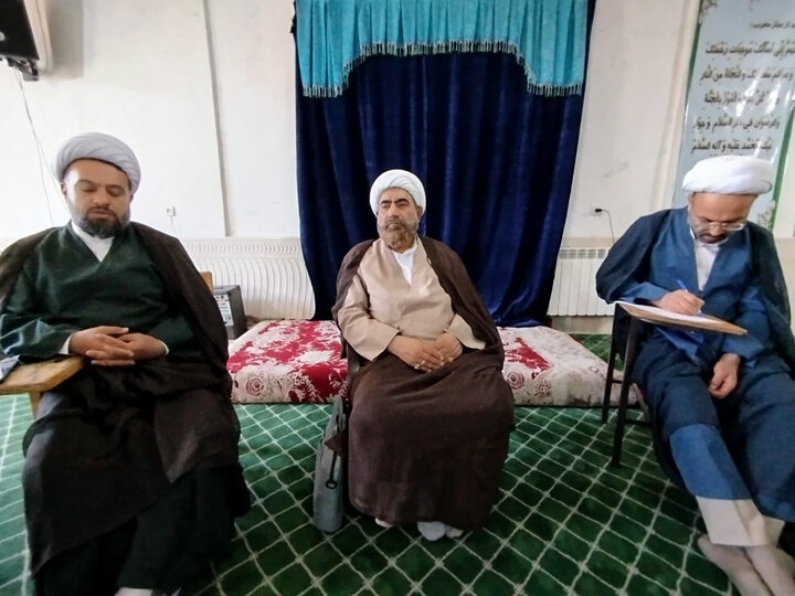 تصاویر / دیدار مدیر حوزه علمیه استان قزوین با مدیر ،اساتید وکادر مدرسه علمیه شهید مصطفی خمینی (ره) شهرستان تاکستان